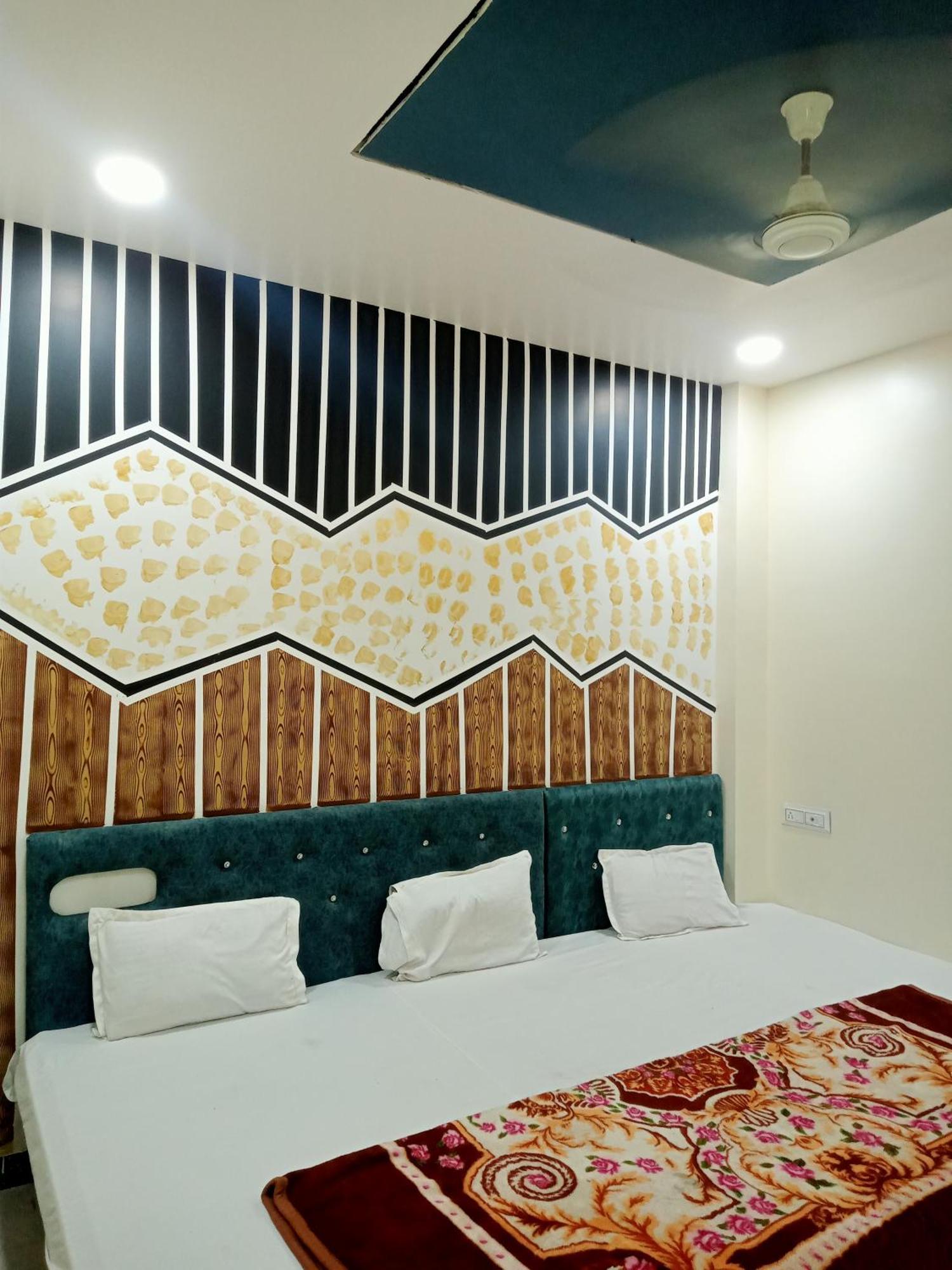Hardik Palace Ujjain Buitenkant foto