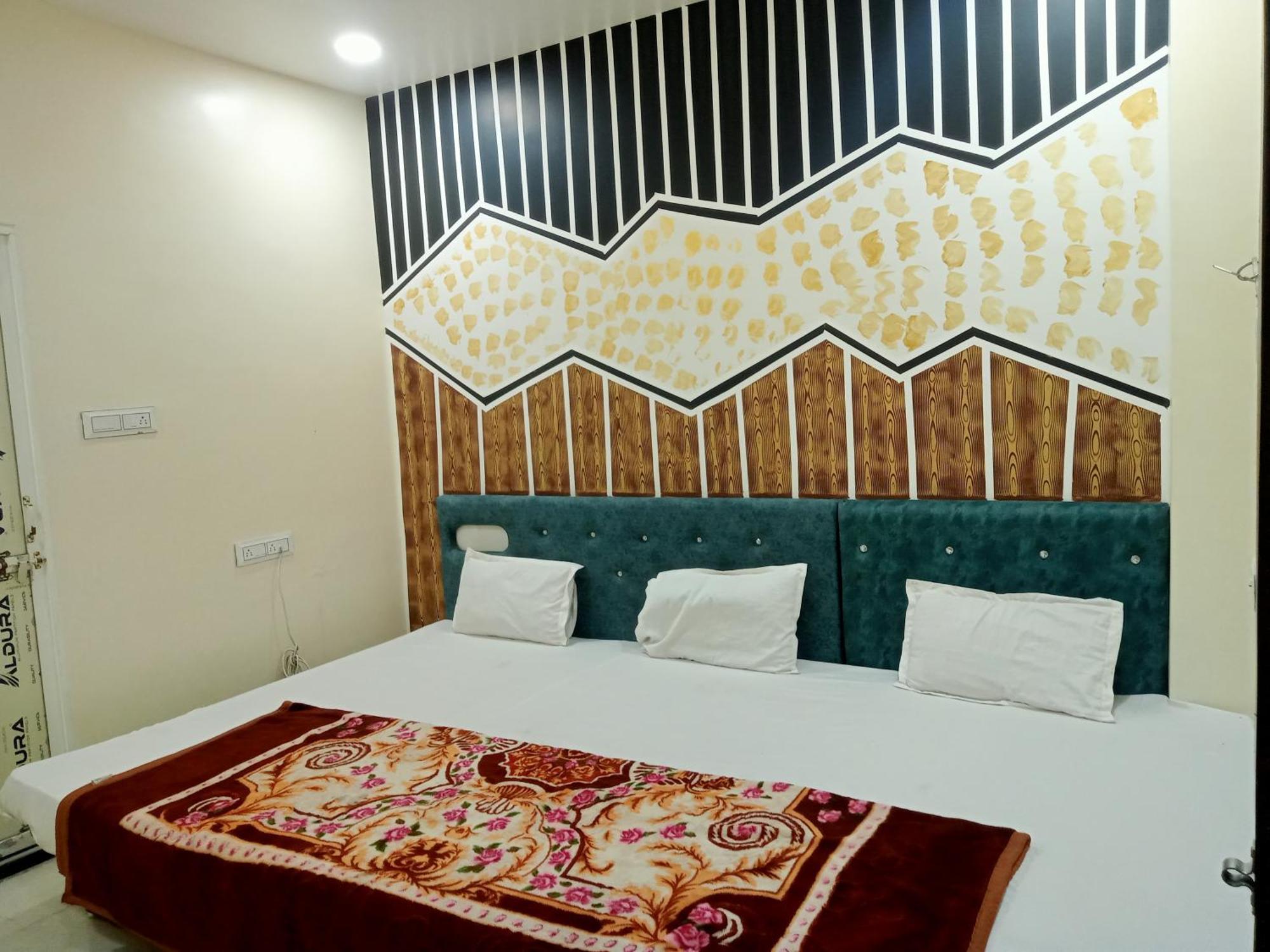 Hardik Palace Ujjain Buitenkant foto