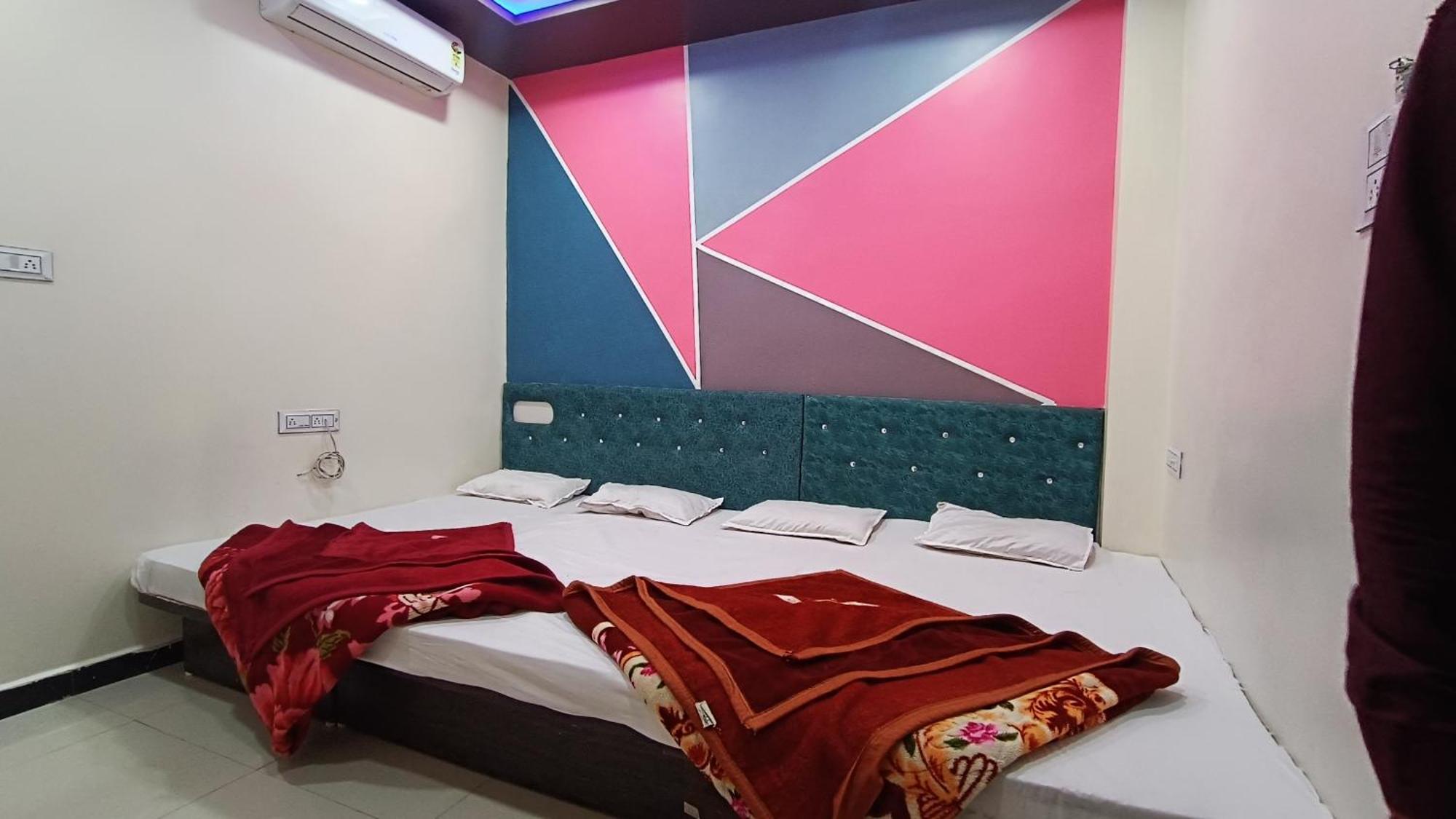 Hardik Palace Ujjain Buitenkant foto