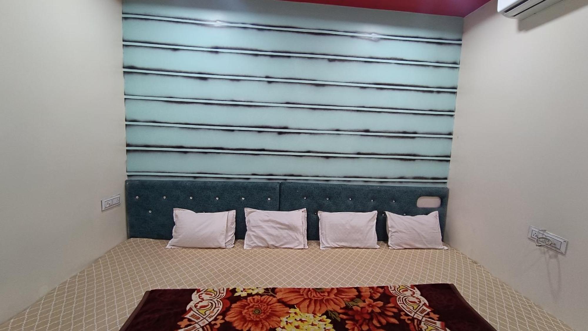 Hardik Palace Ujjain Buitenkant foto