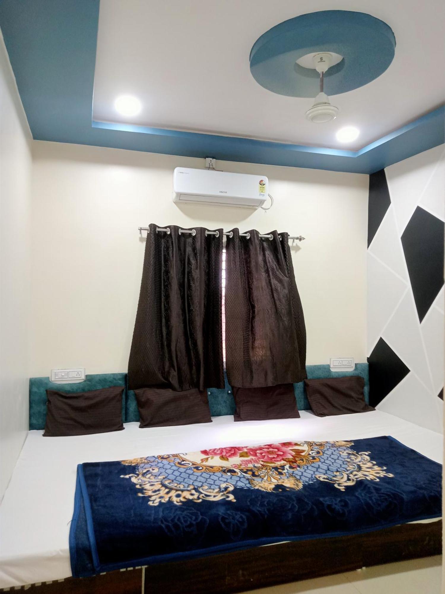 Hardik Palace Ujjain Buitenkant foto
