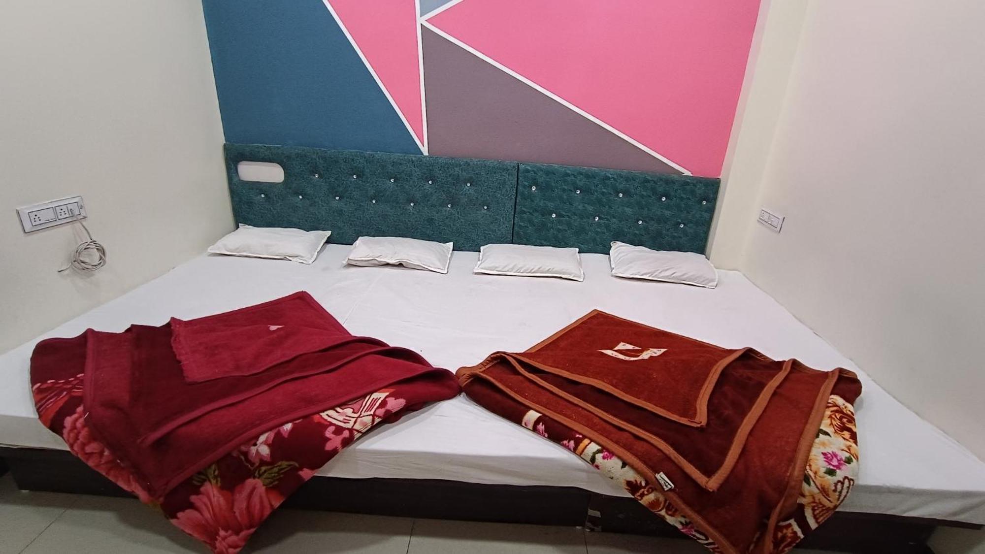 Hardik Palace Ujjain Buitenkant foto