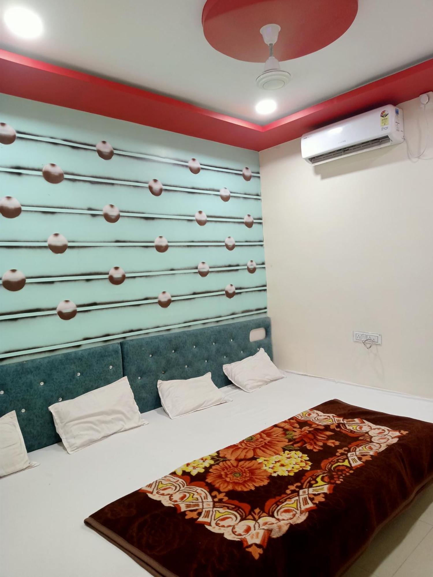 Hardik Palace Ujjain Buitenkant foto